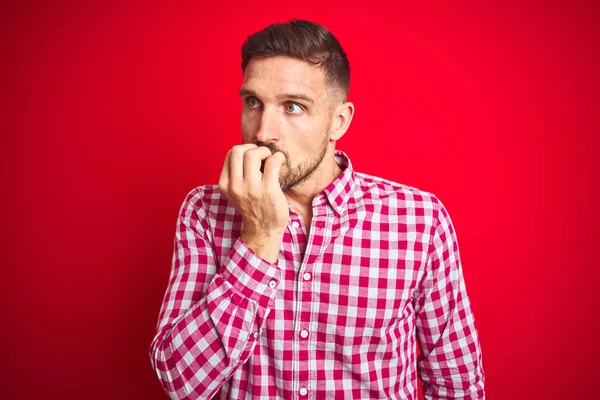 Joven Hombre Guapo Sobre Fondo Rojo Aislado Buscando Estresado Nervioso — Foto de Stock