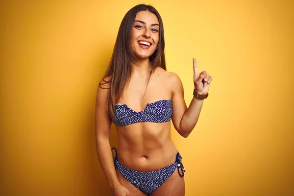 Jonge Mooie Vrouw Vakantie Dragen Bikini Staande Geïsoleerde Gele Achtergrond — Stockfoto