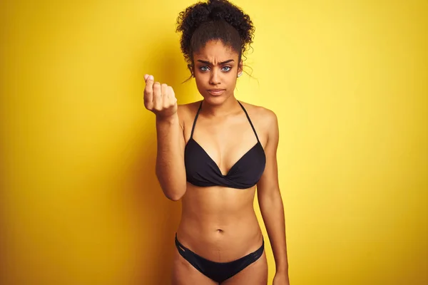 Mujer Afroamericana Vacaciones Bikini Pie Sobre Fondo Amarillo Aislado Haciendo —  Fotos de Stock