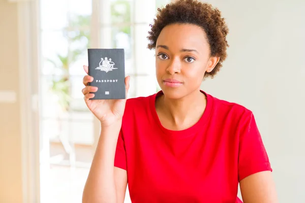 Jovem Afro Americana Segurando Passaporte Australiano Com Uma Expressão Confiante — Fotografia de Stock