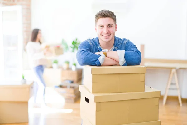 Vackra unga paret flyttar till ett nytt hem, ung man leende h — Stockfoto