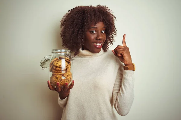 Молода Афро Афро Жінка Тримає Банку Печива Стоїть Над Ізольованим — стокове фото