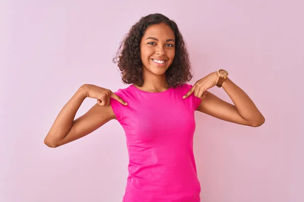 Jovem Brasileira Vestindo Camiseta Sobre Fundo Rosa Isolado Olhando Confiante — Fotografia de Stock
