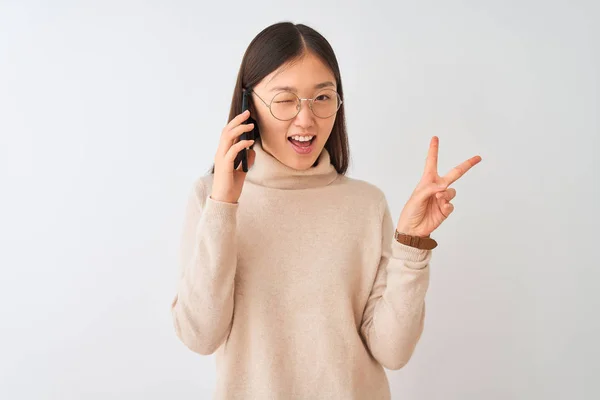 Jeune Femme Chinoise Parlant Sur Smartphone Sur Fond Blanc Isolé — Photo
