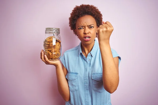 Mujer Afroamericana Sosteniendo Tarro Galletas Chispas Chocolate Sobre Fondo Aislado — Foto de Stock