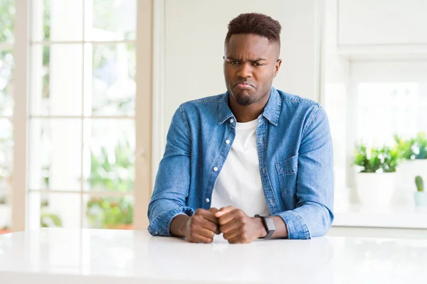 Knappe Afro Amerikaanse Man Thuis Depressief Zorgen Voor Nood Huilen — Stockfoto