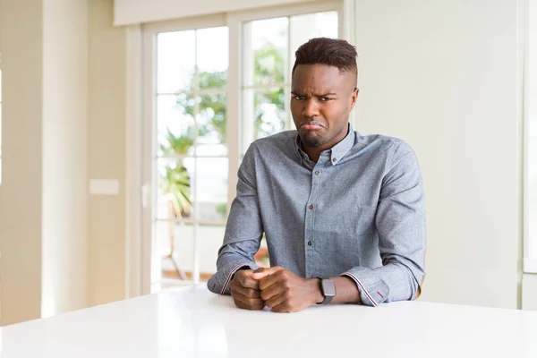 Knappe Afro Amerikaanse Man Witte Tafel Depressief Zorgen Voor Nood — Stockfoto