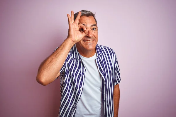 Vacker Medelålders Man Bär Randig Skjorta Stående Över Isolerad Rosa — Stockfoto