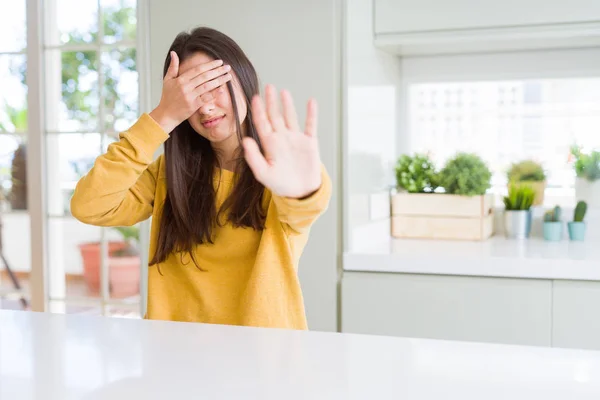 美丽的年轻女子穿着黄色毛衣 双手遮住眼睛 用悲伤和恐惧的表情做停止手势 尴尬和消极的概念 — 图库照片