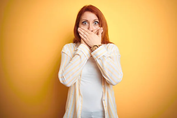 Vacker Rödhårig Kvinna Klädd Randig Skjorta Stående Över Isolerad Gul — Stockfoto