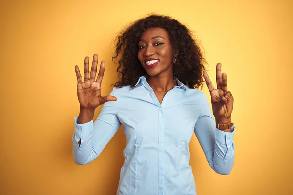 Empresaria Afroamericana Con Camisa Elegante Sobre Fondo Amarillo Aislado Mostrando —  Fotos de Stock