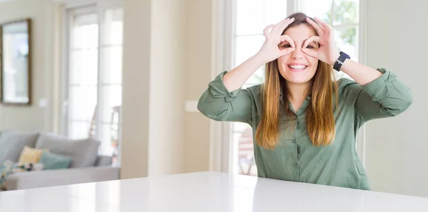 Mulher Bonita Casa Fazendo Gesto Como Binóculos Furando Língua Para — Fotografia de Stock