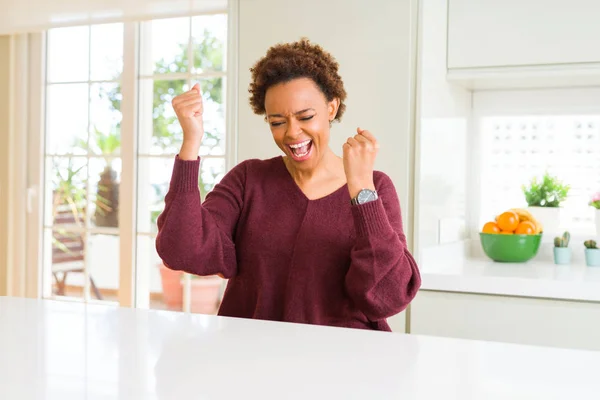 Молодий Красива Афро Американських Жінка Вдома Дуже Щасливий Схвильований Робить — стокове фото