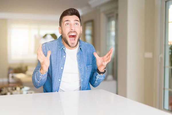 Jovem Homem Bonito Casa Louco Louco Gritando Gritando Com Expressão — Fotografia de Stock