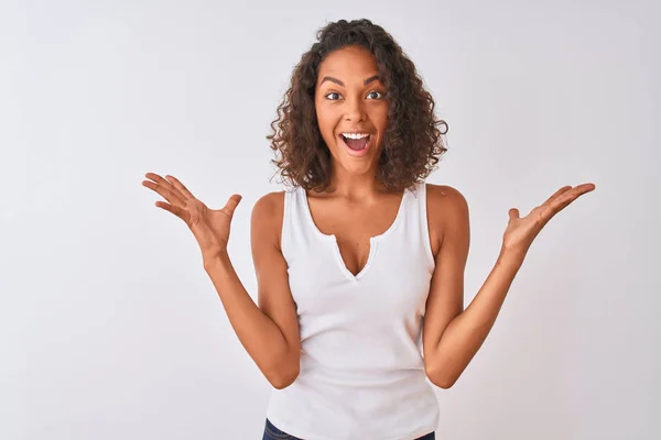 Jeune Femme Brésilienne Portant Shirt Décontracté Debout Sur Fond Blanc — Photo