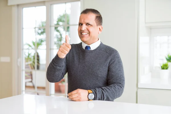 Średnim Wieku Człowiek Siedzi Domu Robi Szczęśliwy Kciuk Górę Gest — Zdjęcie stockowe