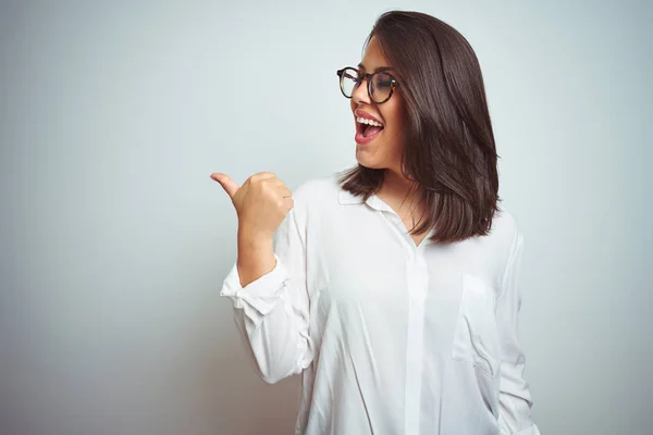 Jovem Mulher Negócios Bonita Usando Óculos Sobre Fundo Isolado Sorrindo — Fotografia de Stock