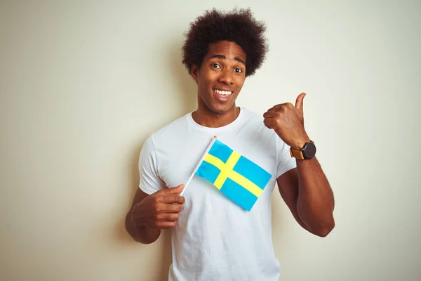 Jovem Afro Americano Segurando Bandeira Suécia Sobre Fundo Branco Isolado — Fotografia de Stock