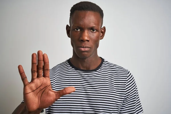 Hombre Afroamericano Vistiendo Camiseta Rayas Navy Pie Sobre Fondo Blanco — Foto de Stock