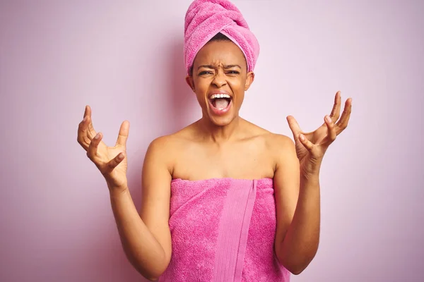 Mujer Afroamericana Con Toalla Ducha Después Del Baño Sobre Fondo —  Fotos de Stock