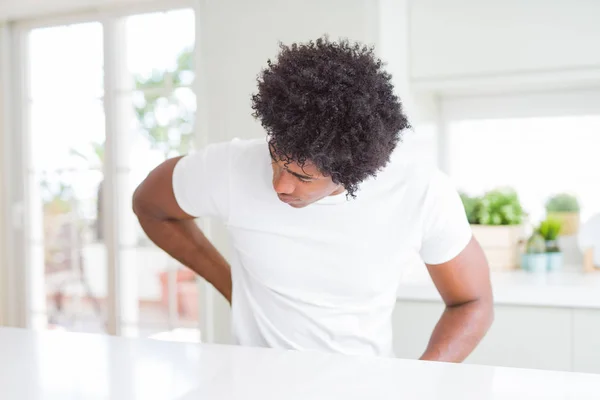Jovem Afro Americano Vestindo Casual Branco Shirt Sentado Casa Sofrendo — Fotografia de Stock