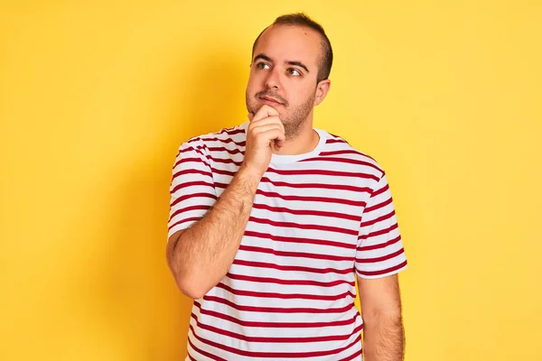 Mladý Muž Nosí Sobě Neformální Proužkované Tričko Stojící Nad Izolovaným — Stock fotografie