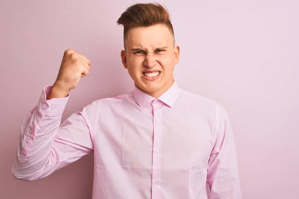 Jovem Empresário Bonito Vestindo Camisa Elegante Sobre Fundo Rosa Isolado — Fotografia de Stock