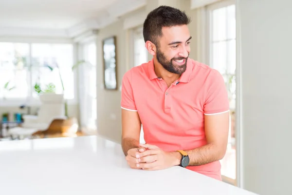 Hombre Hispano Guapo Vistiendo Camiseta Casual Casa Mirando Hacia Otro —  Fotos de Stock