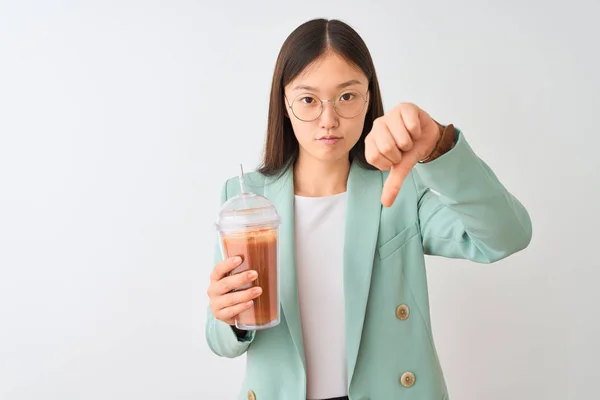 Νεαρή Κινεζική Γυναίκα Πίνοντας Ντομάτα Χυμό Πάνω Από Απομονωμένο Λευκό — Φωτογραφία Αρχείου