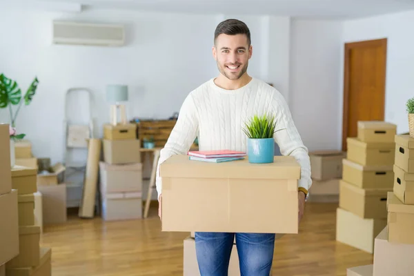 Bonito Homem Segurando Caixa Papelão Novo Apartamento Sorrindo Muito Feliz — Fotografia de Stock