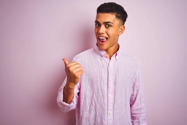 고립된 분홍색 서있는 셔츠를 브라질 남자가 행복한 얼굴을 손가락으로 가리키며 — 스톡 사진