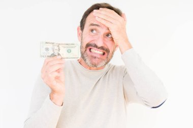 Üst düzey adam izole arka plan üzerinde yirmi dolar banka notu tutan baş el ile vurguladı, utanç ve sürpriz yüz ile şok, kızgın ve sinirli. Korku ve hata için üzgün.