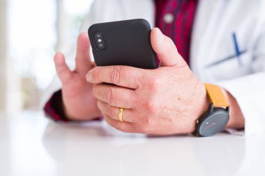 Klinikte akıllı telefon kullanarak Doktor elleri yakın