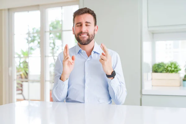 Gutaussehender Geschäftsmann Der Lächelnd Die Daumen Mit Hoffnung Und Geschlossenen — Stockfoto