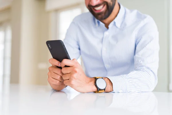 Nahaufnahme von Mann mit Smartphone lächelnd — Stockfoto