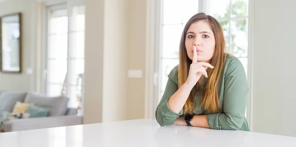 Красива Молода Жінка Вдома Просить Мовчати Пальцем Губах Тиша Таємна — стокове фото