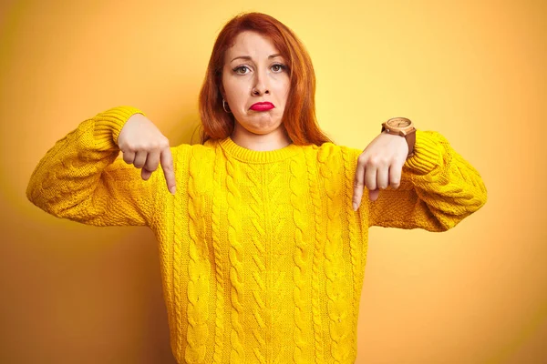 Mujer Pelirroja Hermosa Con Suéter Invierno Pie Sobre Fondo Amarillo —  Fotos de Stock