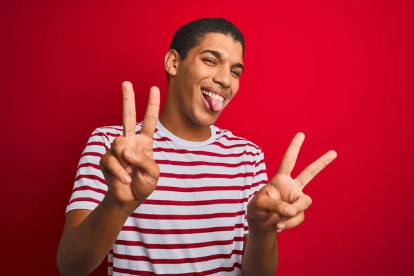 Homem Árabe Bonito Jovem Vestindo Camiseta Listrada Sobre Fundo Vermelho — Fotografia de Stock