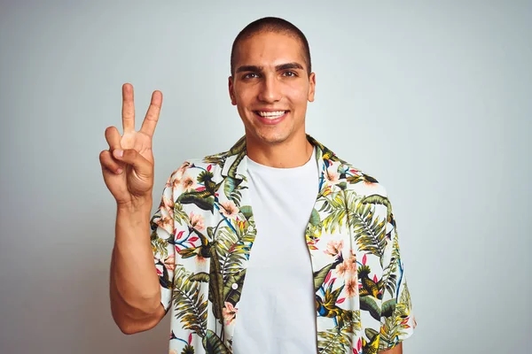 Joven Hombre Guapo Vacaciones Con Camisa Hawaiana Sobre Fondo Blanco —  Fotos de Stock