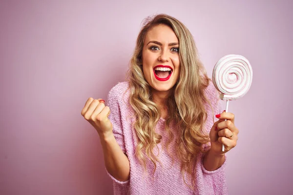 Jovem Mulher Bonita Comendo Doces Doces Sobre Rosa Isolado Fundo — Fotografia de Stock