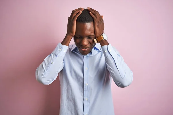 非洲裔美国男子穿着蓝色优雅的衬衫站在孤立的粉红色背景上 头痛绝望和紧张 因为疼痛和偏头痛 手放在头上 — 图库照片