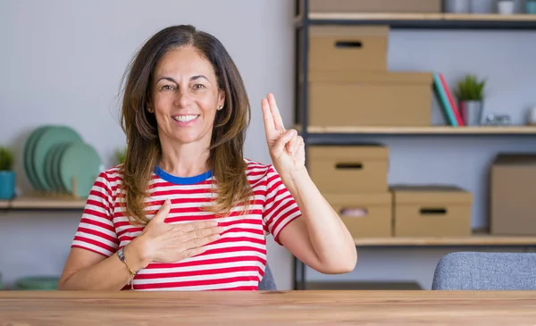 Middelbare Leeftijd Senior Vrouw Zittend Aan Tafel Thuis Glimlachend Vloeken — Stockfoto