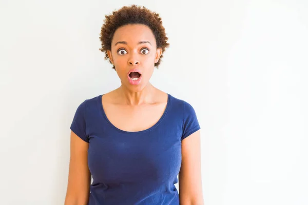 Mladá Krásná Africká Američanka Bílém Pozadí Bojí Šokuje Překvapivý Výraz — Stock fotografie