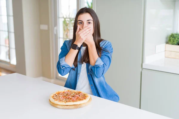 Piękna Młoda Kobieta Jedzenie Domowej Roboty Smaczne Pizzy Kuchni Wstrząśnięty — Zdjęcie stockowe