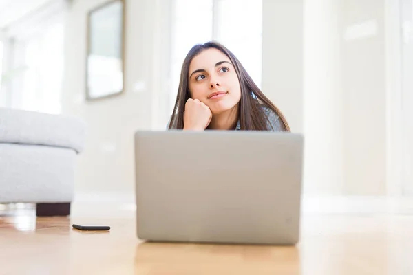 Mulher Bonita Deitada Chão Usando Laptop Rosto Sério Pensando Questão — Fotografia de Stock