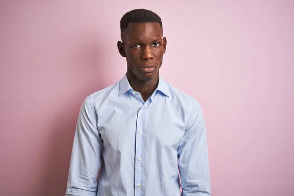 Afro Amerikai Férfi Visel Kék Elegáns Póló Állt Elszigetelt Rózsaszín — Stock Fotó