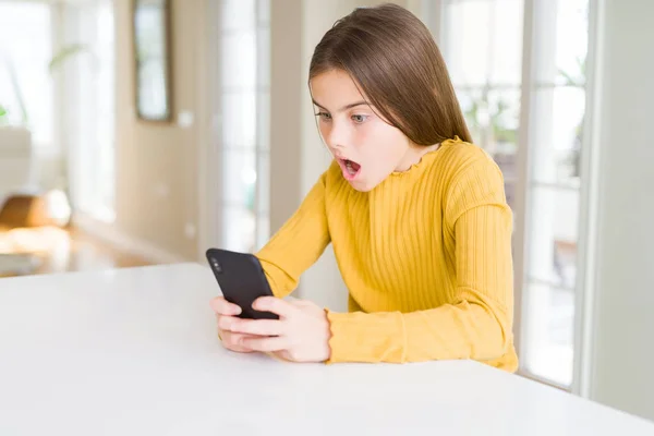 Menina Bonita Criança Enviando Uma Mensagem Usando Smartphone Assustado Choque — Fotografia de Stock