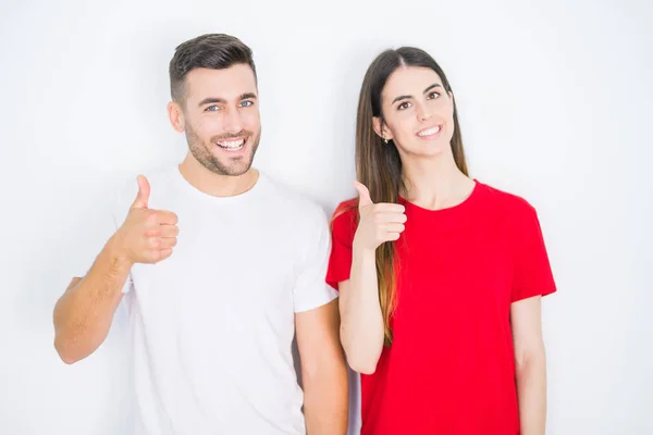 Jonge Mooie Paar Samen Witte Geïsoleerde Achtergrond Doen Gelukkig Duimen — Stockfoto