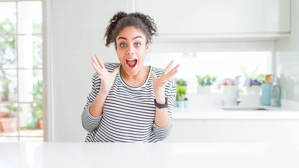 Vacker Afrikansk Amerikansk Kvinna Med Afro Hår Klädd Casual Randig — Stockfoto