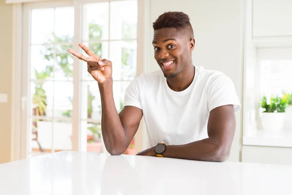Pohledný Afroamerický Muž Bílém Stole Doma Který Usmívá Šťastným Obličejem — Stock fotografie